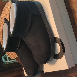 NWB SO LUPITA SIZE 7. Black. Short shaft booty. Great Ugg dup